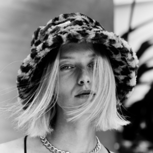 Portrait éditorial en lumière naturelle – Bruxelles – Geoffrey Hanon