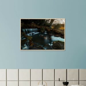 « Le murmure de l’eau » Poster qualité musée en papier mat encadré en bois