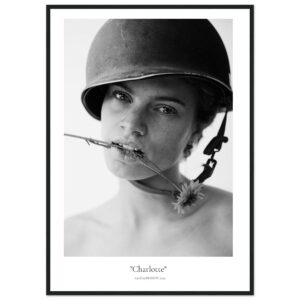 « Charlotte »  en papier semi-brillant encadré en bois