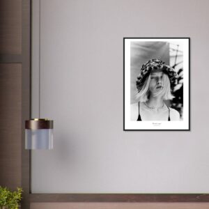 « Wild Grace »  en papier semi-brillant encadré en bois