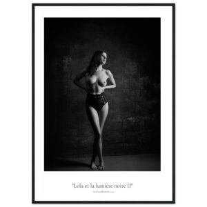 « Lola et la lumière noire II »  en papier semi-brillant encadré en bois
