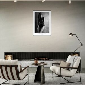 « Lola et la lumière noire »  en papier semi-brillant encadré en bois