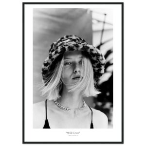 « Wild Grace »  en papier semi-brillant encadré en bois