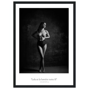 « Lola et la lumière noire II »  en papier semi-brillant encadré en bois