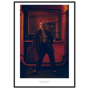 « Kioski Donna King »  en papier semi-brillant encadré en bois